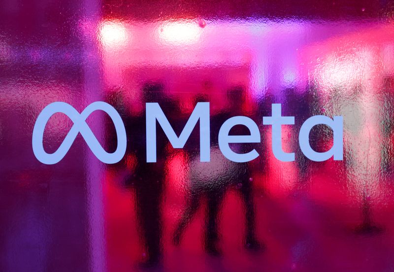 &copy; Reuters. Pessoas caminham atrás do logotipo da empresa Meta Platforms, durante uma conferência em Mumbai, Índia, em 20 de setembro de 2023. REUTERS/Francis Mascarenhas