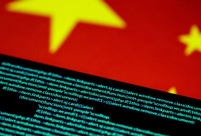 &copy; Reuters. Código de computador é visto em uma tela acima de uma bandeira chinesa nesta foto de ilustração de 12 de julho de 2017. REUTERS/Thomas White