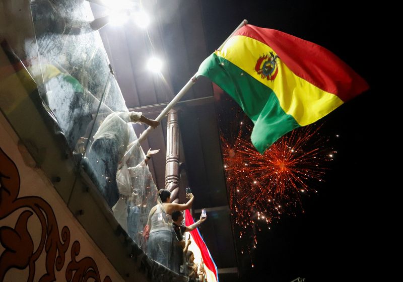 &copy; Reuters. Pessoas comemoram na cidade boliviana de Santa Cruz após divulgação dos primeiros resultados da apuração do primeiro turno da eleição presidencial da Bolívian17/08/2025 REUTERS/Ipa Ibanez