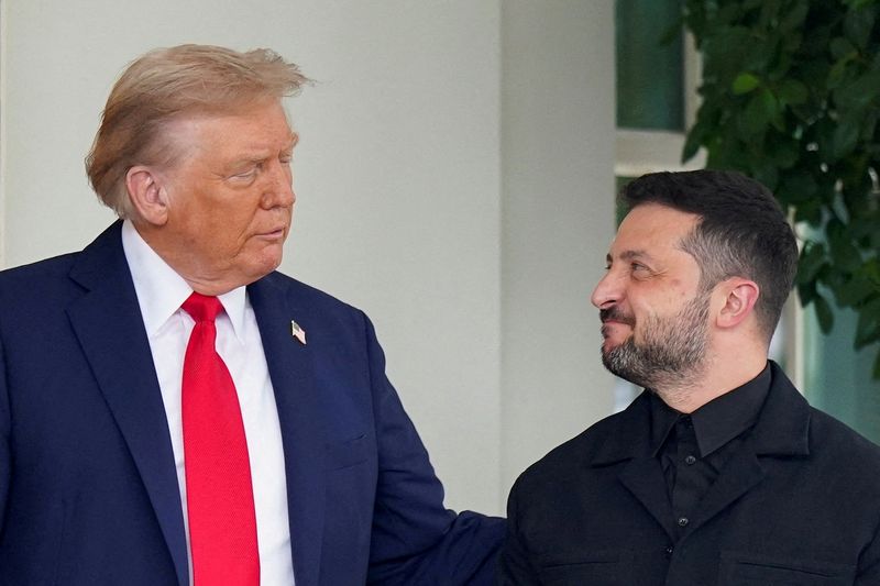 &copy; Reuters. Donald Trump e Volodymyr Zelenskiy em Washington, D.C.n 18/8/2025    REUTERS/Alexander Drago