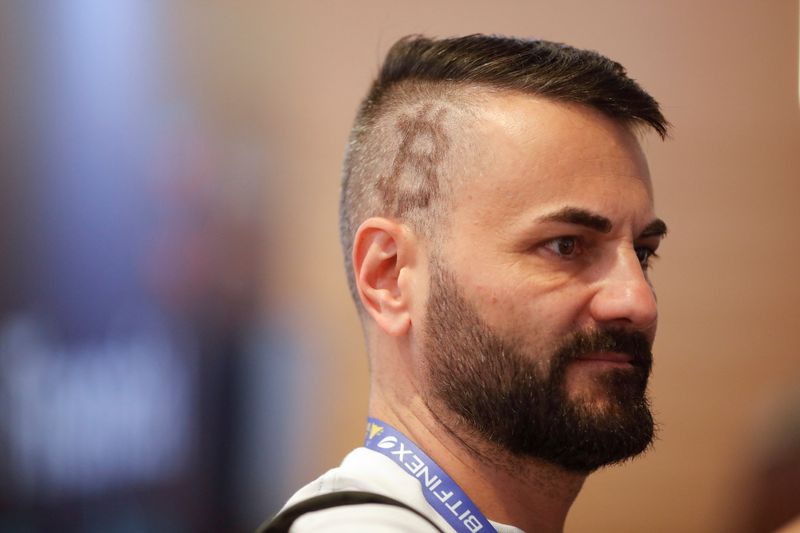 &copy; Reuters. Um homem com um corte de cabelo com o símbolo do Bitcoin em San Salvador, em 2023 n07/11/2023nREUTERS/Jose Cabezas