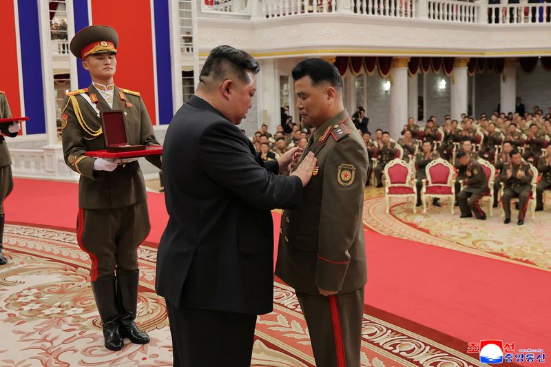 &copy; Reuters. Líder da Coreia do Norte, Kim Jong Un, condecora soldado em Pyongyangn22/08/2025 KCNA via REUTERS