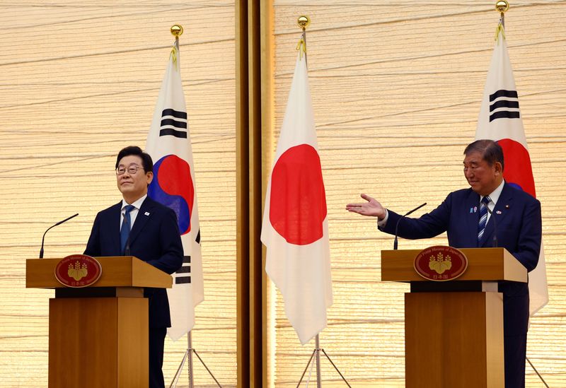 &copy; Reuters. O presidente da Coreia do Sul, Lee Jae Myung, e o primeiro-ministro do Japão, Shigeru Ishiba, falam à imprensa após reunião em Tóquio, Japãon23/08/2025nREUTERS/Kim Kyung-Hoon/Pool