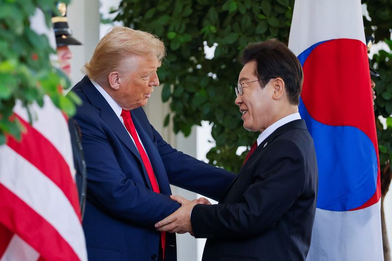 &copy; Reuters. O presidente dos EUA, Donald Trump, recebe o presidente sul-coreano, Lee Jae Myung, na Casa Branca em Washingtonn25/08/2025nREUTERS/Brian Snyder