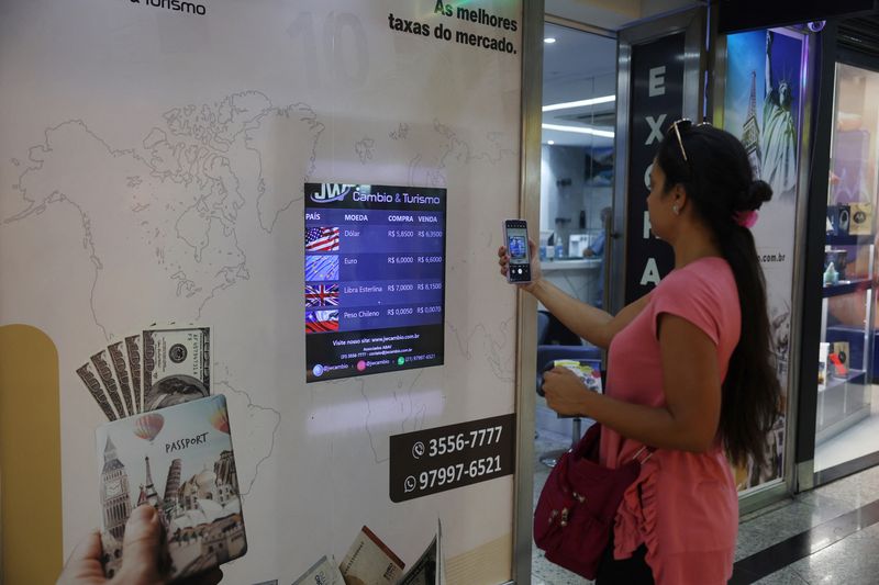 Dólar sobe com inflação dos EUA e impasse Brasil-EUA em foco