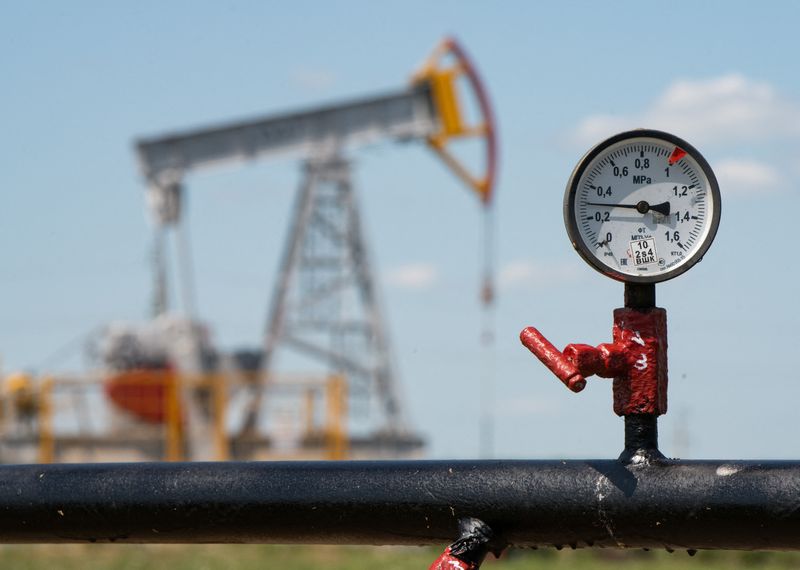 Oil settles higher on weaker dollar and Russian supply disruptions