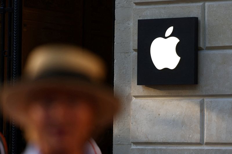 Factbox-What Apple, Samsung wanted from Google search case