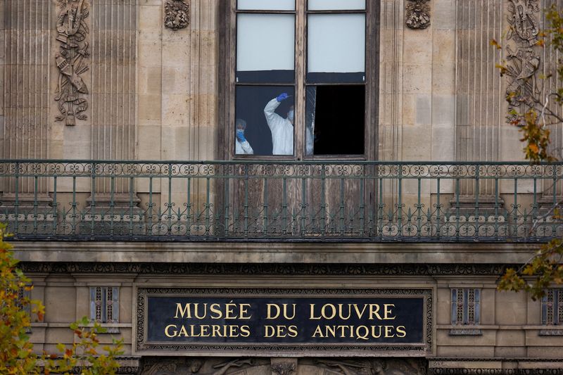 LYNXMPEL9L090_L The Louvre Museum in Paris reopens after the jewelry theft