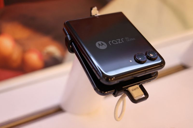 Motorola forecasts fourth-quarter revenue above estimates on steady demand