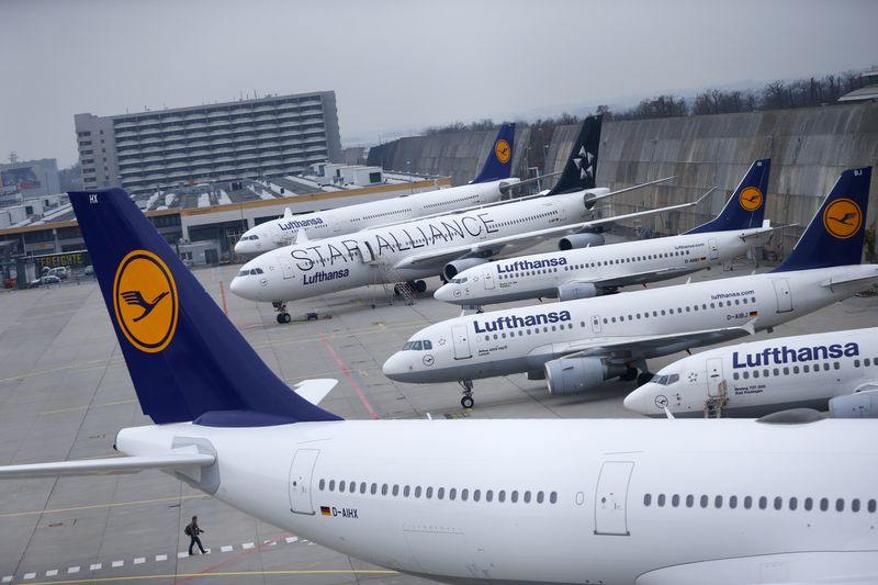 Pilots union gives Lufthansa time to resolve pensions dispute, averting possible strike
