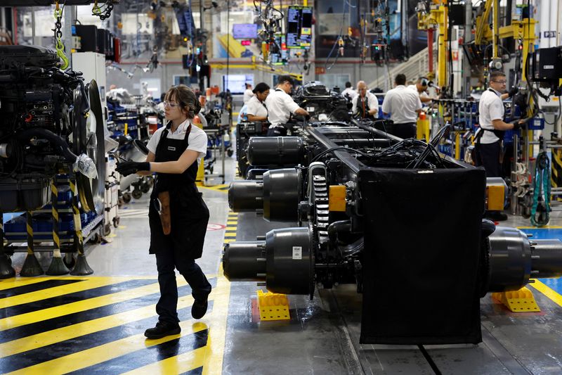 Retração da indústria do Brasil perde força em outubro mas setor tem maior perda de empregos em 2,5 anos, mostra PMI