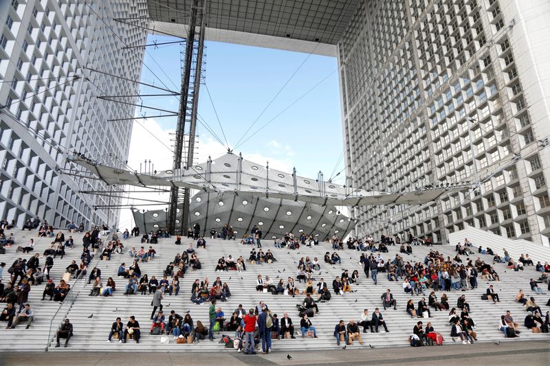 France's services sector shrinks for 14th month in a row in October, PMI shows