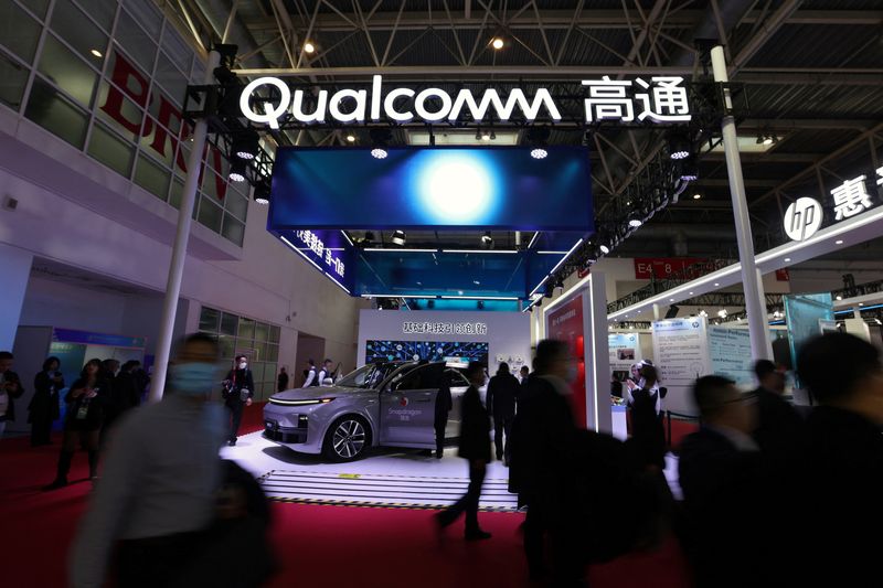 Qualcomm forecasts solid quarter but smaller Samsung business hits shares