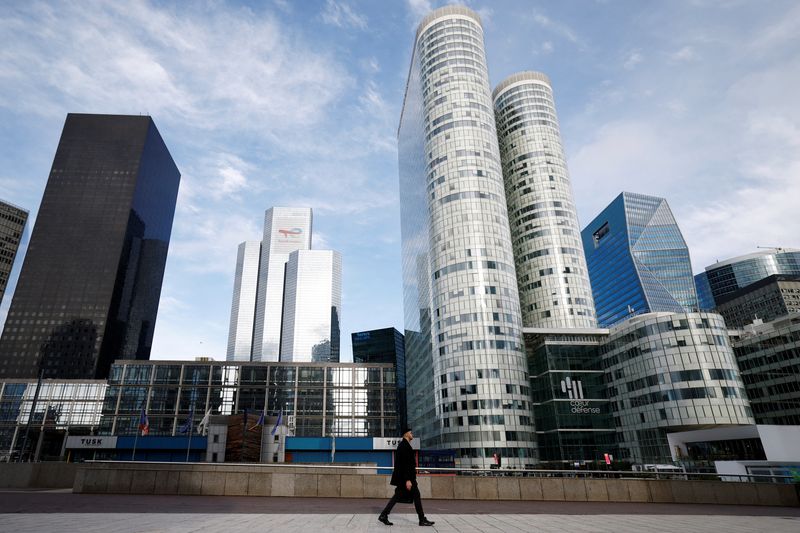 French economy stabilises in November as services expand, PMI shows