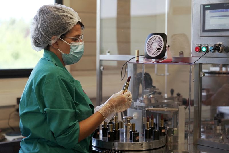 French manufacturing sector contracted further in November, PMI shows