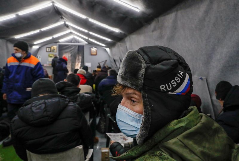 © Reuters. People gather in the Rescue Shelter, which was opened by the Orthodox charity organisation Miloserdie to provide services to the homeless, in Moscow, Russia February 16, 2021. Picture taken February 16, 2021. REUTERS/Evgenia Novozhenina