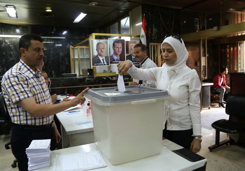 © Reuters. امرأة تدلي بصوتها في الانتخابات الرئاسية السورية في مركز اقتراع بدمشق يوم الأربعاء. تصوير:رويترز.