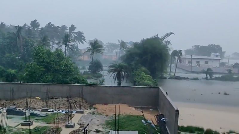Tens of thousands homeless in eastern India after cyclone batters coast
