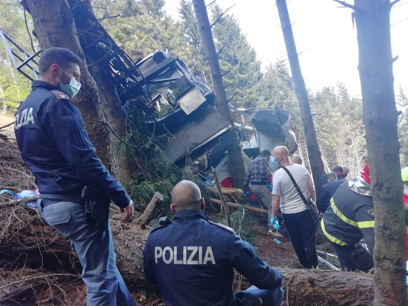 © Reuters. FILE PHOTO: Police and rescue service members are seen near the crashed cable car after it collapsed in Stresa, near Lake Maggiore, Italy May 23, 2021. ITALIAN POLICE/Handout via REUTERS 