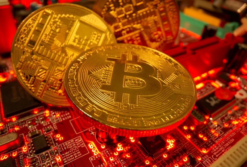 © Reuters. FILE PHOTO: Representations of the virtual currency Bitcoin stand on a motherboard in this picture illustration taken May 20, 2021. REUTERS/Dado Ruvic/Illustration