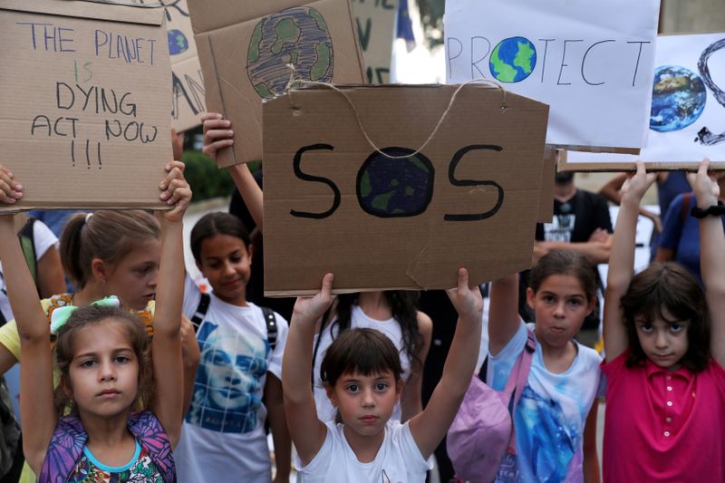 &copy; Reuters. FILE PHOTO: Children hold placards during a global climate change strike rally in Nicosia, Cyprus September 27, 2019. REUTERS/Yiannis Kourtoglou/File Photo