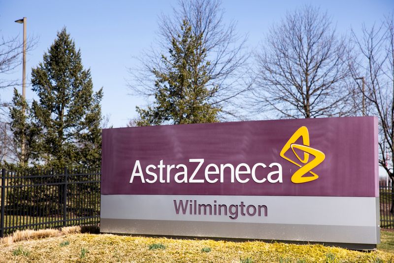 &copy; Reuters. FOTO DE ARCHIVO: El logotipo de AstraZeneca fuera de su sede de América del Norte en Wilmington, Delaware, Estados Unidos, 22 de marzo de 2021. REUTERS/Rachel Wisniewski