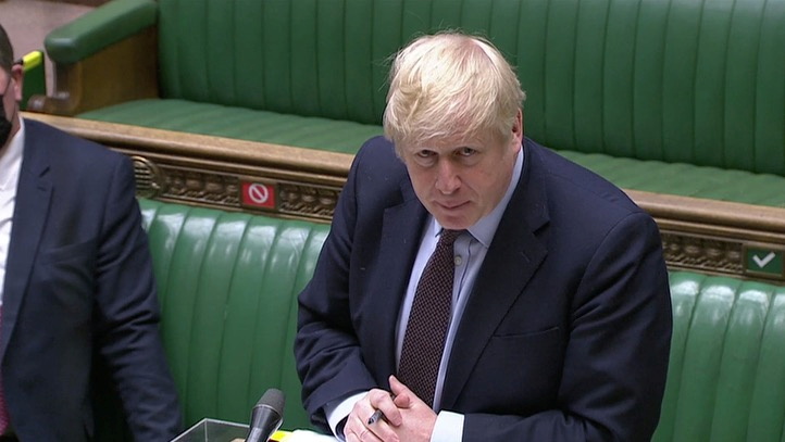 &copy; Reuters. El primer ministro británico, Boris Johnson, asiste al debate semanal del turno de preguntas en el Parlamento en Londres, Reino Unido, 26 de mayo de 2021, en esta captura de pantalla tomada de un vídeo. REUTERS/Reuters TV