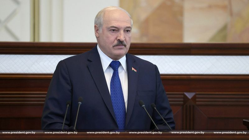&copy; Reuters. El presidente de Bielorrusia, Alexander Lukashenko, pronuncia un discurso durante una reunión con parlamentarios, miembros de la Comisión Constitucional y representantes de organismos de la administración pública, en Minsk, Bielorrusia, el 26 de mayo 