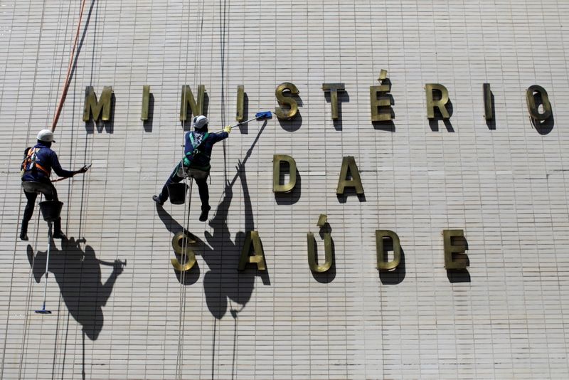 &copy; Reuters. Funcionários limpam fachada do prédio do Ministério da Saúde
30/03/2021
REUTERS/Ueslei Marcelino