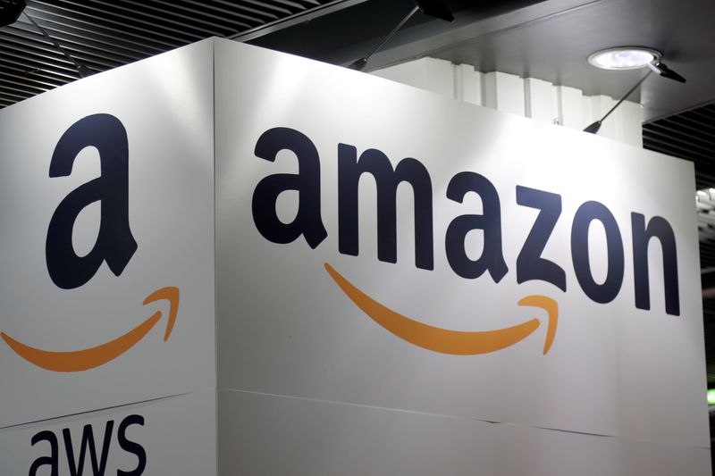 &copy; Reuters. Logo Amazon alla Fiera dei giovani imprenditori a Parigi. 7 febbraio 2018 REUTERS/Charles Platiau