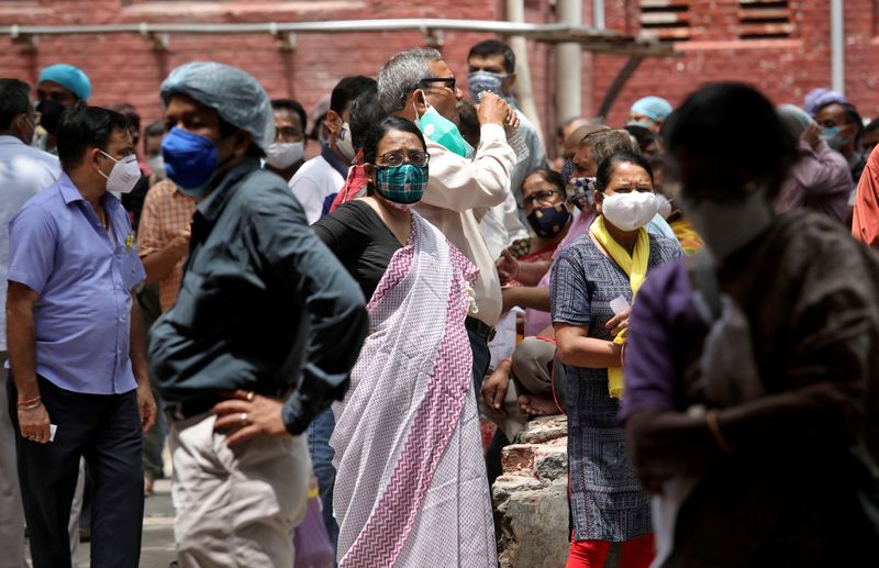 &copy; Reuters. Pessoas aguardam para vacinação contra Covid-19 em Kolkata
 12/5/2021 REUTERS/Rupak De Chowdhuri