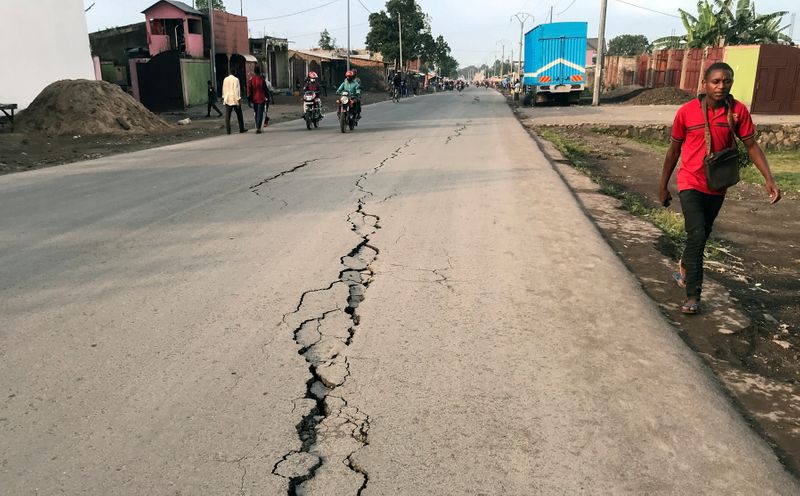 &copy; Reuters. A pedestrian walks near a crack on the road caused by earth tremors as aftershocks following the eruption of Mount Nyiragongo volcano near Goma, in the Democratic Republic of Congo May 26, 2021. REUTERS/Djaffar Al Katanty