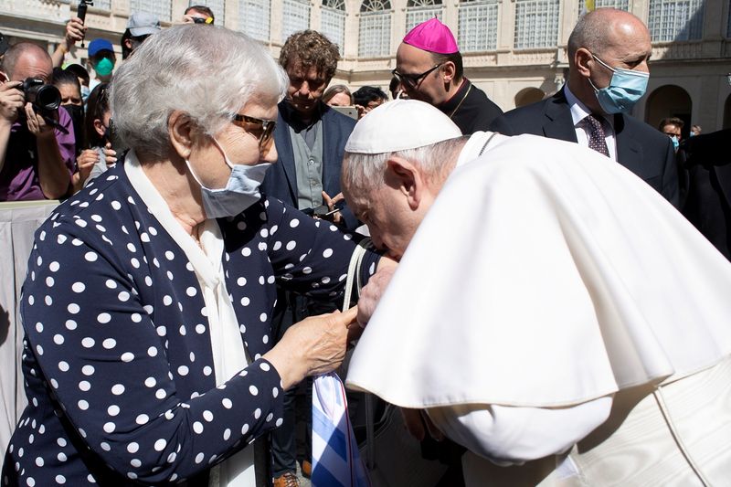 &copy; Reuters. Papa recebe Lidia Maksymowicz, sobrevivente de campo de concentração, e beija braço tatuado dela no Vaticano
26/5/2021 Vatican Media/ via REUTERS 