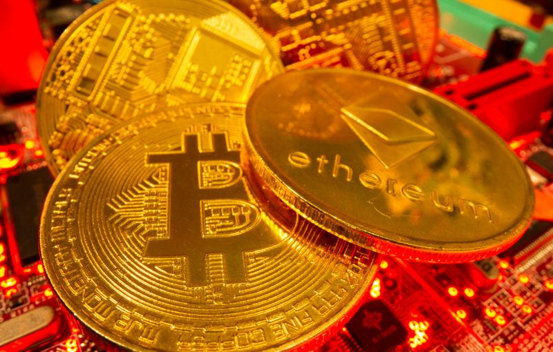&copy; Reuters. Representations of the virtual currency Bitcoin and Ethereum stand on a motherboard in this picture illustration taken May 20, 2021. REUTERS/Dado Ruvic/Illustration