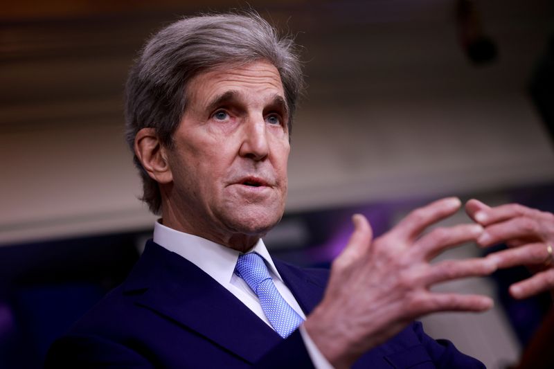 &copy; Reuters. FILE PHOTO: John Kerry, Special Presidential Envoy for Climate, delivers remarks during a press briefing at the White House in Washington, U.S., April 22, 2021. REUTERS/Tom Brenner/File Photo