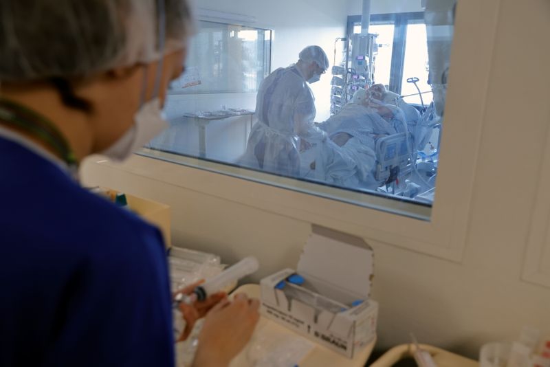 &copy; Reuters. La France compte 3.330 patients soignés en services de réanimation à cause du COVID-19, selon les données officielles publiées mercredi, qui font état également de 144 nouveaux décès a l'hôpital en raison du coronavirus. /Photo prise le 22 avril