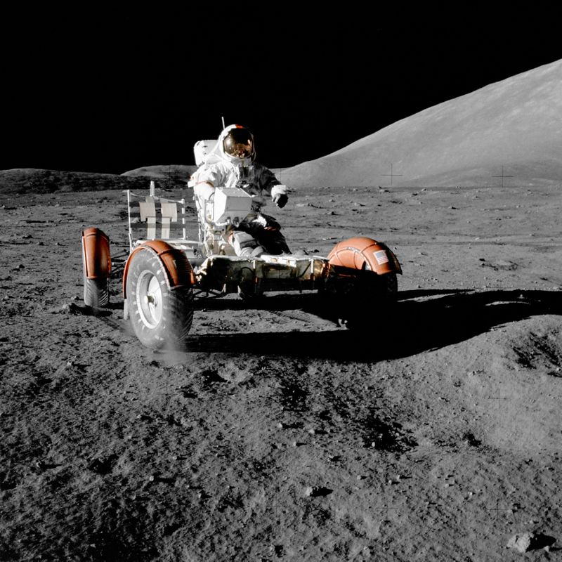 &copy; Reuters. FOTO DE ARCHIVO: El astronauta de la NASA Eugene A. Cernan hace una breve revisión del rover lunar durante la primera parte de la primera actividad extravehicular del Apolo 17 en el lugar de aterrizaje Taurus-Littrow en esta fotografía de la NASA tomada