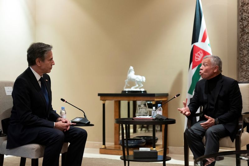 &copy; Reuters. عاهل الاردن الملك عبد الله (الى اليمين) ووزير الخارجية الأمريكي أنتوني بلينكن في عمان يوم الأربعاء. صورة لرويترز من ممثل لوكالات الأنباء.