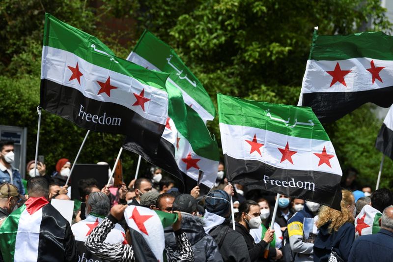 &copy; Reuters. عشرات السوريين خلال وقفة احتجاجا على الانتخابات الرئاسية السورية أمام السفارة السورية في العاصمة الألمانية برلين يوم الأربعاء . تصوير: انج