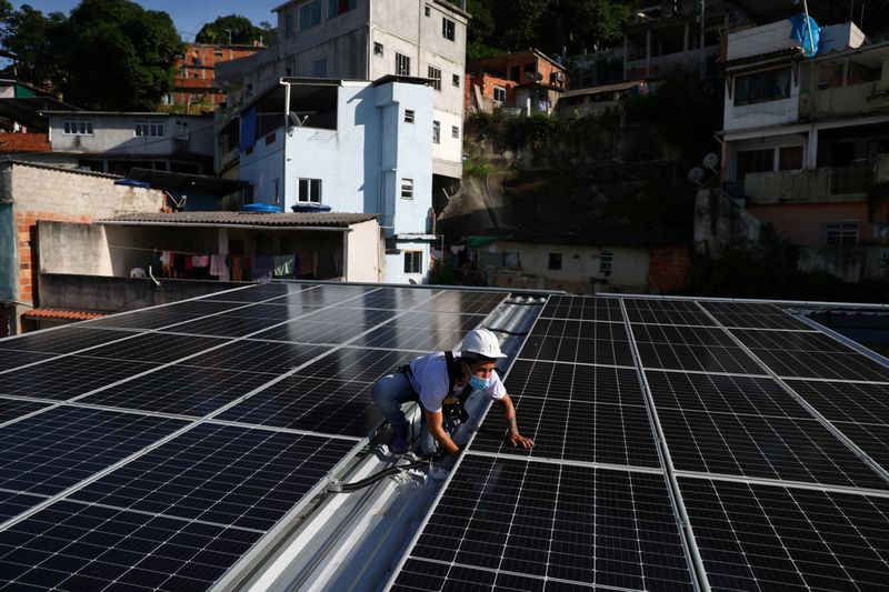 &copy; Reuters. Telhados solares em uma favela no Rio de Janeiro. 
11/05/2021
REUTERS/Pilar Olivares