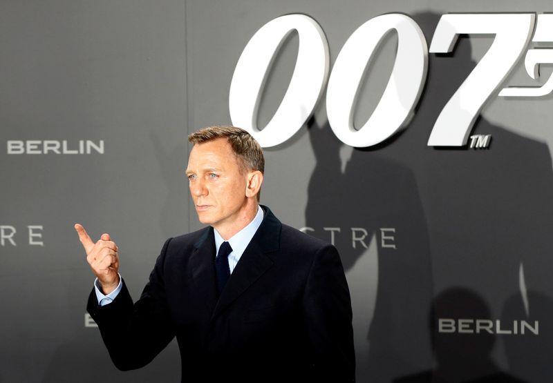 &copy; Reuters. Imagen de archivo del actor Daniel Craig posando ante fotógrafos en la alfombra roja del estreno de la película "Spectre" del agente 007 James Bond en Berlín, Alemania. 28 de octubre, 2015. REUTERS/Fabrizio Bensch/Archivo