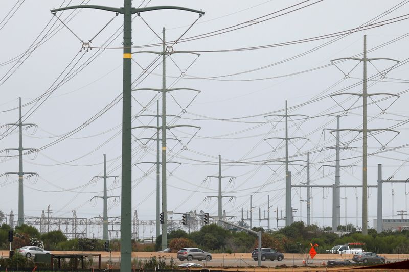 &copy; Reuters. FILE PHOTO: Power lines are shown as California consumers prepare for more possible outages following weekend outages to reduce system strain during a brutal heat wave amid the outbreak of coronavirus disease (COVID-19) in Carlsbad, California, U.S., Augu