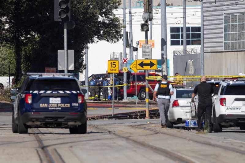 &copy; Reuters. Un employé des services de transports publics de San José, en Californie, a abattu huit collègues dans un cour de triage avant, semble-t-il, de se donner la mort, ont déclaré les autorités locales, dans ce qui constitue une nouvelle fusillade de mas