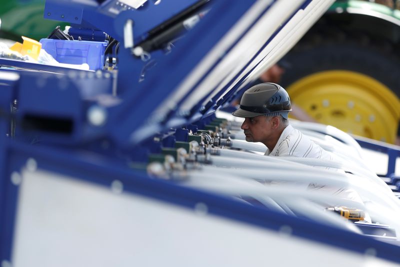 &copy; Reuters. Trabalhador observa máquina agrícola
23/04/2018
REUTERS/ Stephen Lam