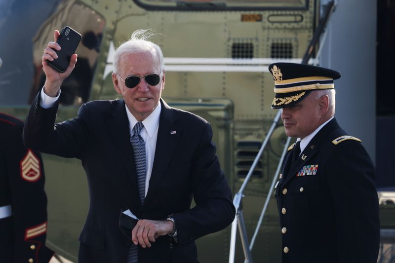 &copy; Reuters. الرئيس الأمريكي جو بايدن يصل لى قاعدة الحرس الوطني الجوية في نيو كاسل بولاية ديلاوير يوم الثلاثاء. تصوير: إيفيلين هوكستاين - رويترز. 