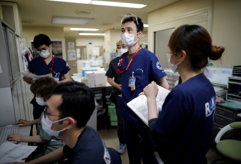 &copy; Reuters. 　聖マリアンナ医科大学横浜市西部病院で働く斉藤浩輝医師（中央）は、新型コロナウイルスの感染が広がり始めた当初から重症患者を診てきた。写真は５月２５日、神奈川県横浜市で撮影