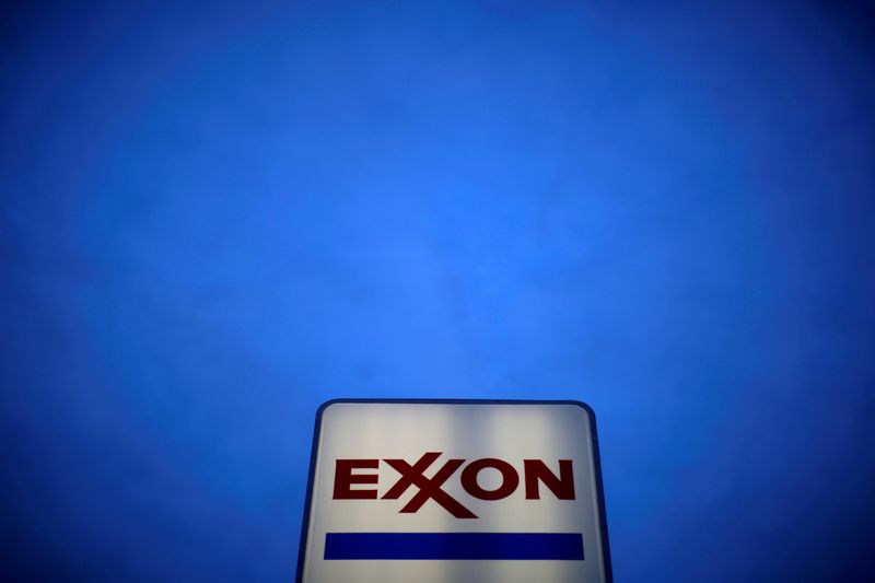 &copy; Reuters. FILE PHOTO: An Exxon sign is seen at a gas station in the Chicago suburb of Norridge, Illinois, U.S., October 27, 2016. REUTERS/Jim Young