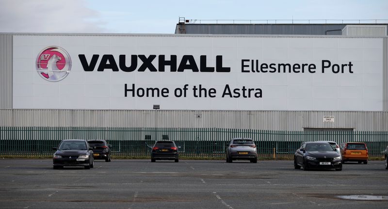 &copy; Reuters. لقطة عامة لمصنع إنتاج سيارات فوكسهول في إلسيمير في بريطانيا يوم 23 فبراير شباط 2021. تصوير: فيل نوبل - رويترز.