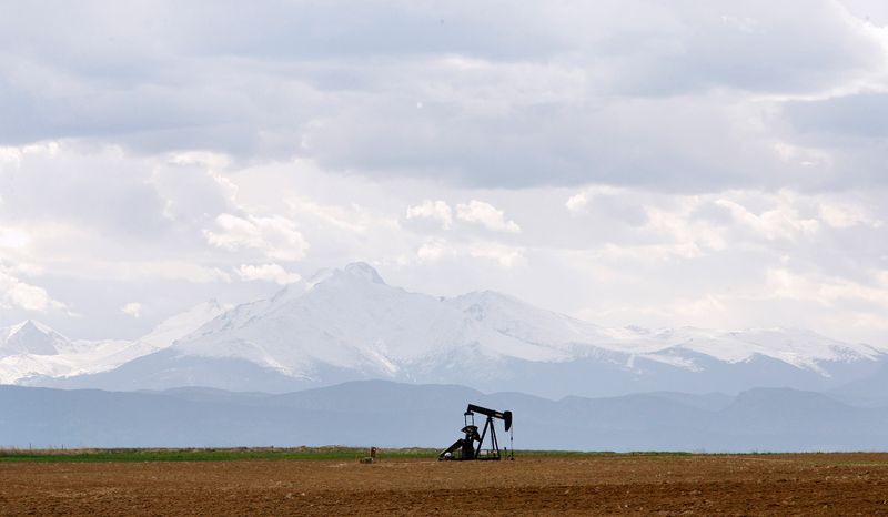 &copy; Reuters. n oil derrick can be seen in a field near Denver, Colorado May 16, 2008. REUTERS/Lucas Jackson (UNITED STATES)