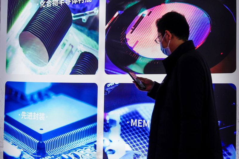 &copy; Reuters. Un hombre visita una muestra de dispositivos semiconductores en Semicon China, una feria de tecnología de semiconductores, en Shanghái, China, 17 de marzo de 2021. REUTERS/Aly Song